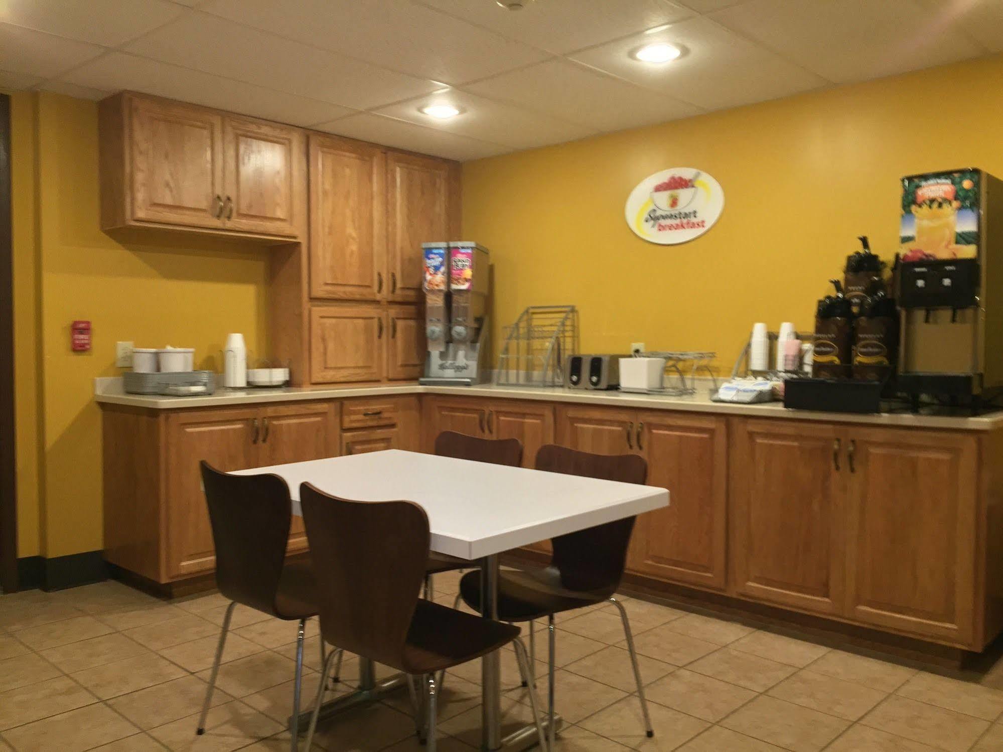 Super 8 By Wyndham Kenmore/Buffalo/Niagara Falls Area Exterior photo